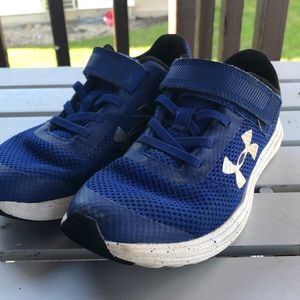 Boys Youth size 1 Under Armour tennis shoes